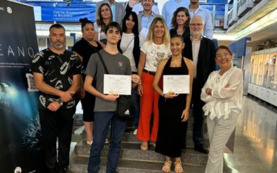 Tres estudiantes mallorquines reciben becas para material escolar tras su participación en el programa ‘Científic@s en prácticas’